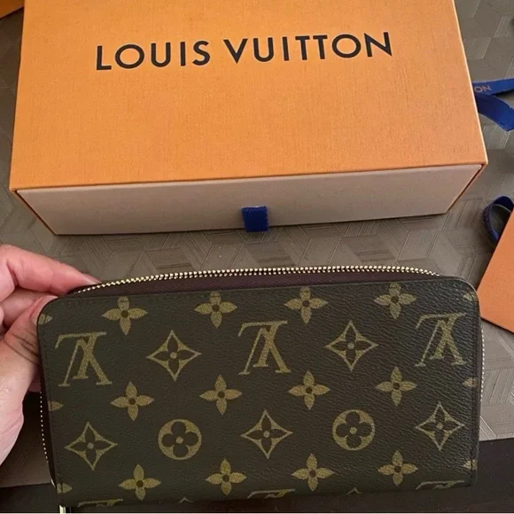 LV ZIPPY WALLET - Picture 4 of 5